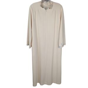 Vtge 70's Vanity fair robe
Microfleece.Embroidered Bust 42" length49" sl21.5"EUC